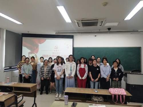 中文175班举行“新时代新青年新使命暨学习五四精神”主题班会