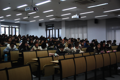 色情网站
2020级本科生年级大会召开
