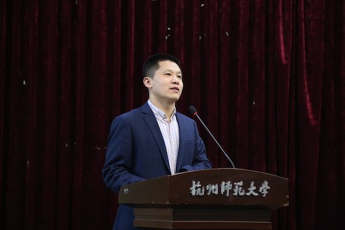 主持人管庆江