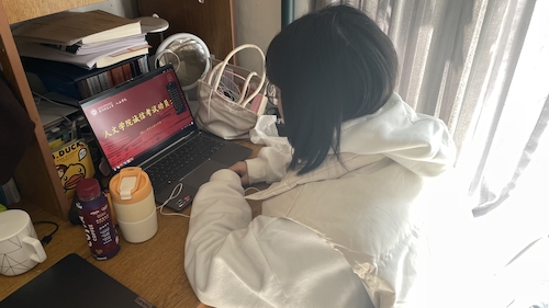 学生观看线上诚信考试动员大会1