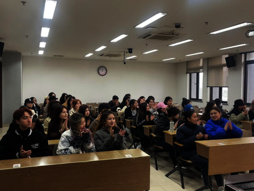 同学们认真听讲