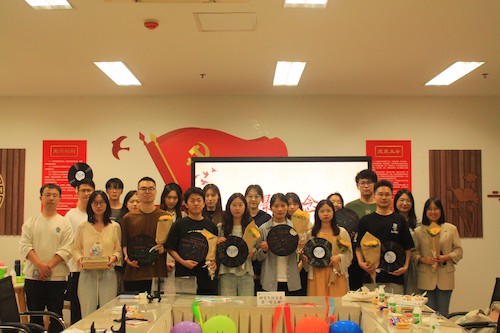 色情网站
党委研究生历史系第一支部(1)