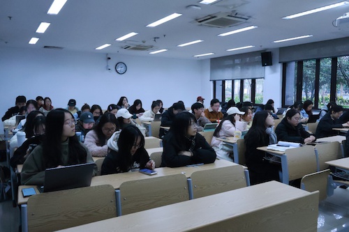 图7 现场观众仔细听讲座